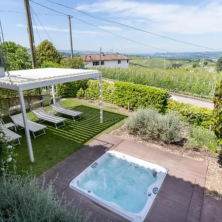 Intera Casa Con Due Indipendenti E Vasca Idromassaggio A Barbaresco, Langhe *