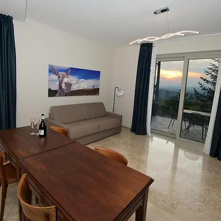 Intera Casa Con Due Indipendenti E Vasca Idromassaggio A Barbaresco, Langhe *